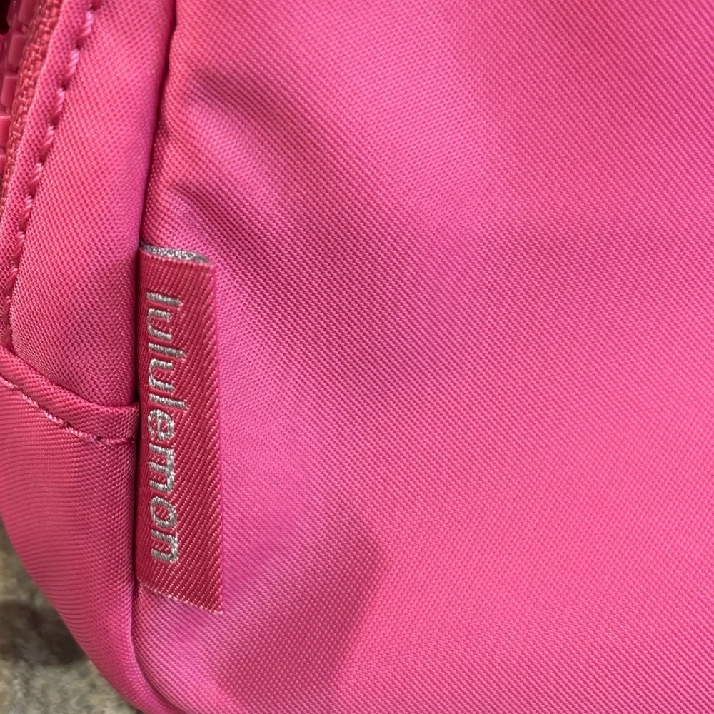 NWT Lululemon Everywhere Belt Bag In Raspberry Coulis - Picture 4 of 8